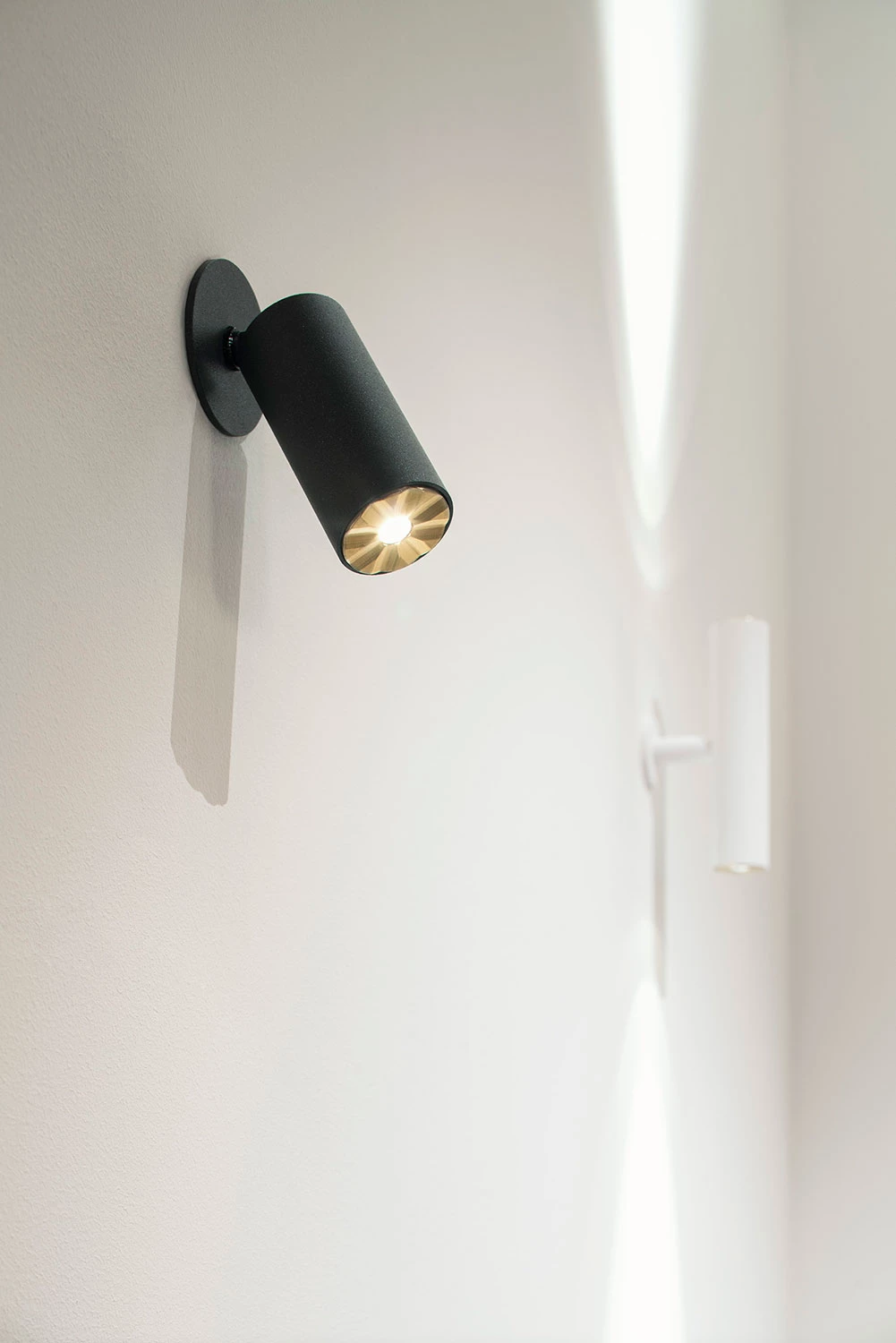 Black LED spotlight on the wall in a minimalist, modern look, ideal for indirect lighting in living spaces.