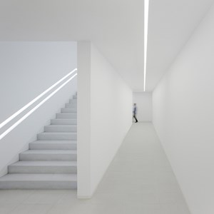 La iluminación lineal actúa como sistema de orientación en un pasillo.