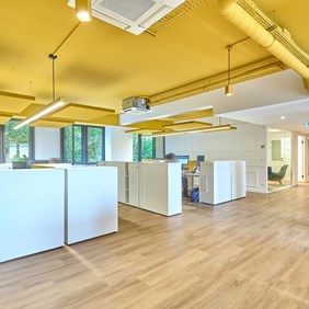 Combination of yellow IMAGINE pendant luminaire and SLIDER profile system – modern office lighting in the passageway with architectural appeal
