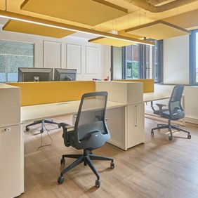 Colour-coordinated SLIDER profile luminaire in yellow – linear LED lighting system for creative office design