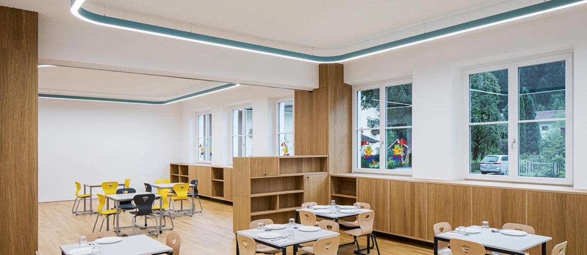 Luz LED en el techo para una iluminación uniforme en las salas de trabajo en grupo de una escuela primaria