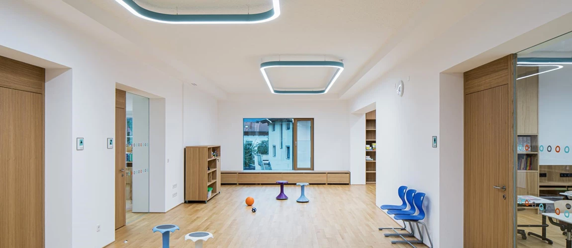 Iluminación LED azul en el techo para aulas modernas en la escuela primaria
