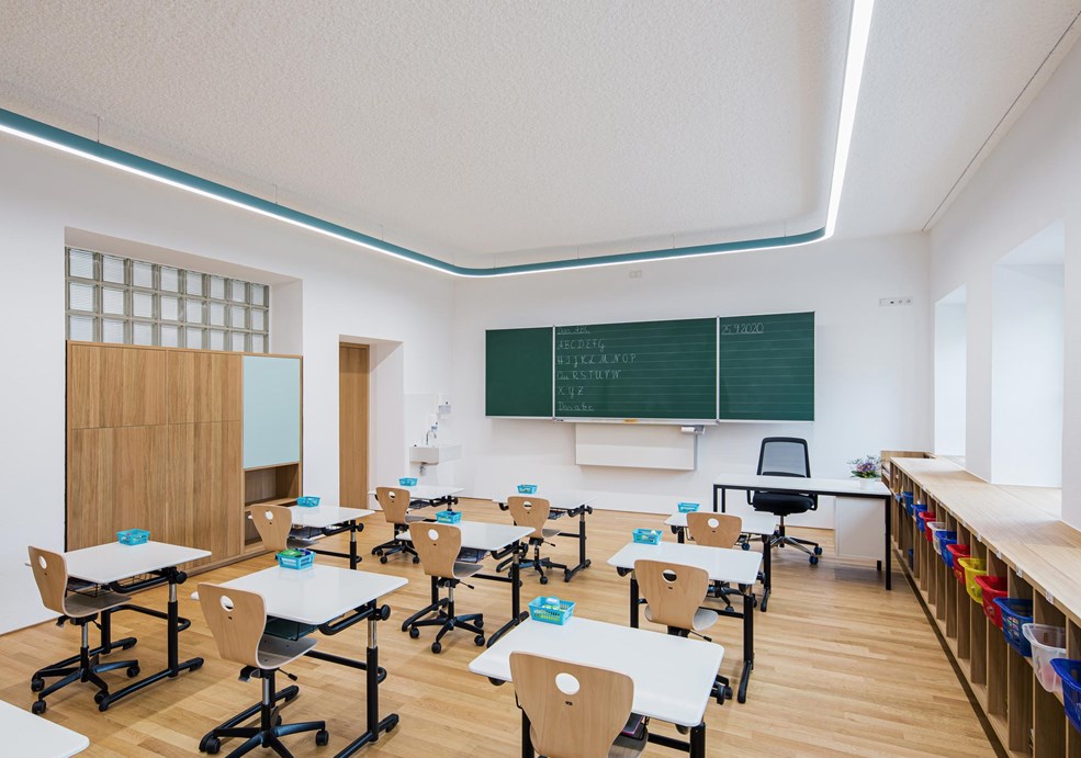 Iluminación de techo azul con distribución de luz sin deslumbramiento en el aula