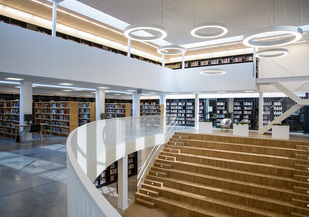 Proyectores suspendidos circulares GLORIOUS para una distribución armoniosa de la luz en la biblioteca de la universidad