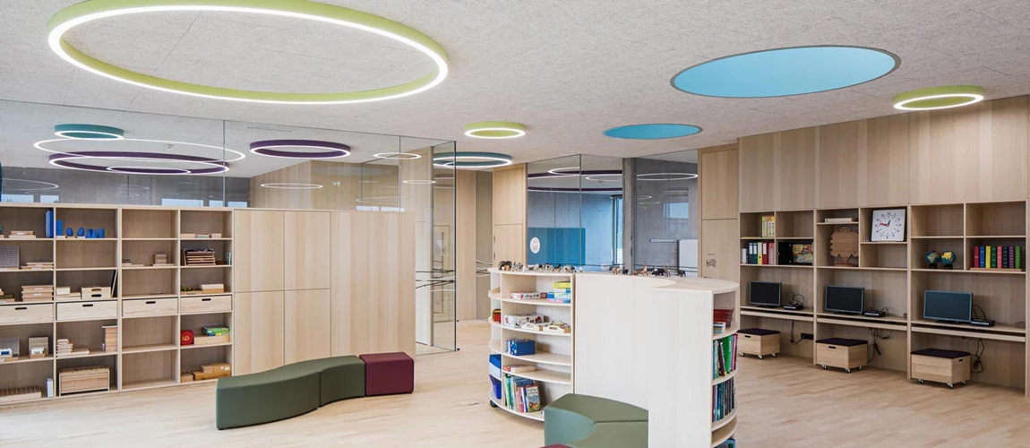 Iluminación LED de colores para un diseño de iluminación dinámico en la sala de ordenadores y juegos de una escuela primaria