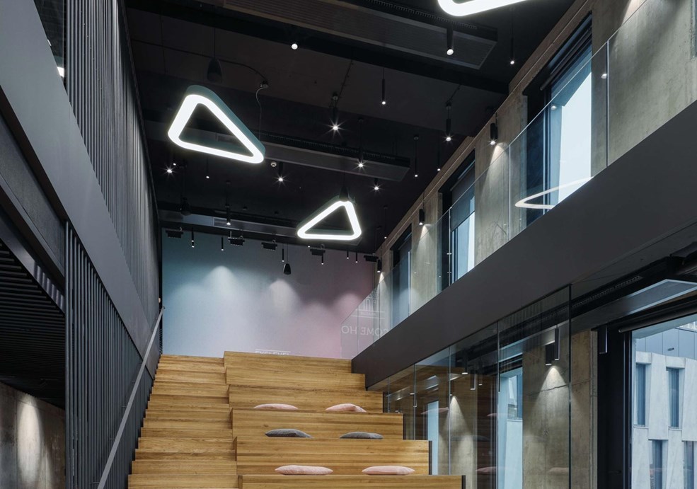 Luminaria acústica con propiedades de absorción del sonido para mejorar la acústica de las aulas en las escuelas.